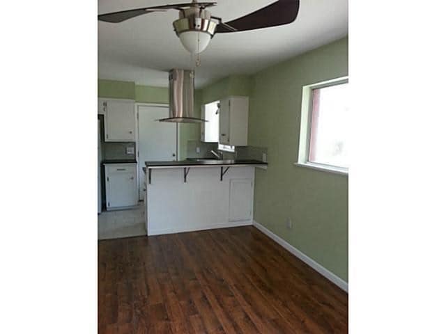 Primary Photo - 606 W N Loop Blvd