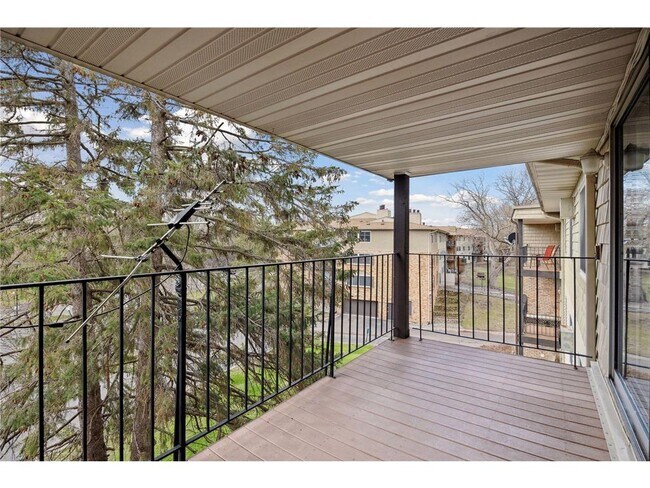 Foto del edificio - 10211 Cedar Lk Rd S
