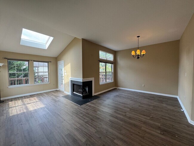 Foto del edificio - Beautiful And Spacious 3 Bed 3 Bath End Un...