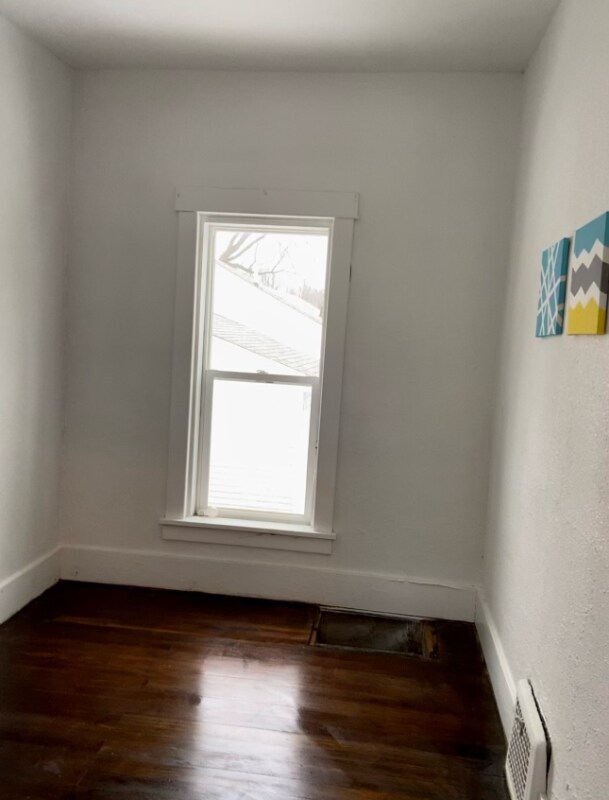 Building Photo - 405 Bowery St