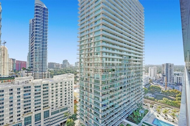 Building Photo - 1111 SW 1st Ave