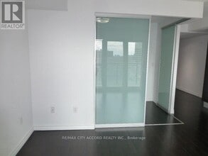 Building Photo - 386 Yonge St