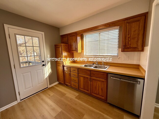 Foto del edificio - Large 2 Bedroom/1 Bath Duplex in Lee's Summit