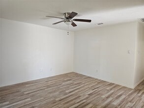 Building Photo - 105 E Wavy Oak Cir