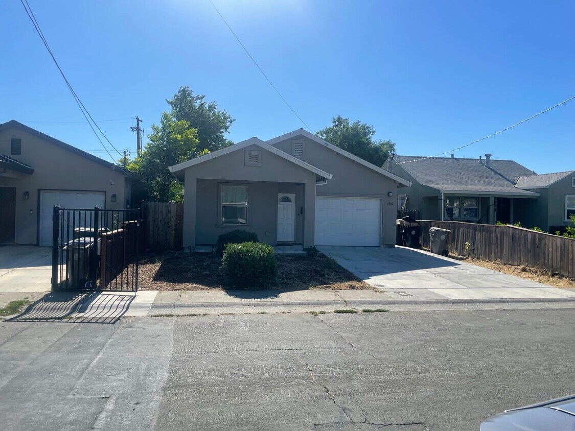 Primary Photo - Fabulous 4 Bd 2 Bath home in lovely Sac Ne...