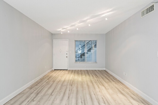 Building Photo - 825 N Primrose Dr
