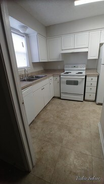 Building Photo - 8597 La Plaza Dr