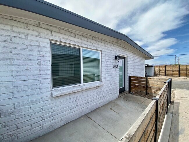 Building Photo - Luxury Villa Blanca 3 Bed w/ Yard/w/d in u...