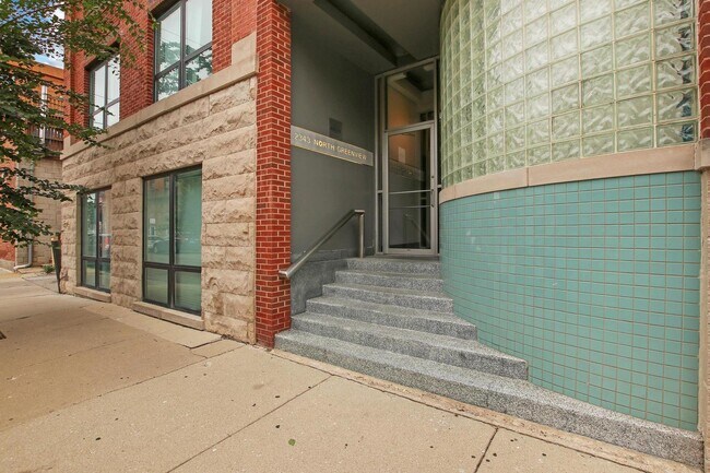 Foto del edificio - 2343 N Greenview Ave