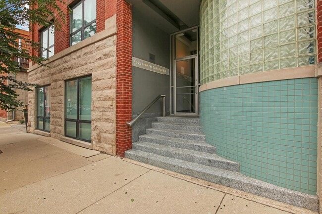 Building Photo - 2343 N Greenview Ave