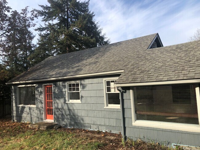 Building Photo - Cute 2 bedroom 1 bathroom farm house!