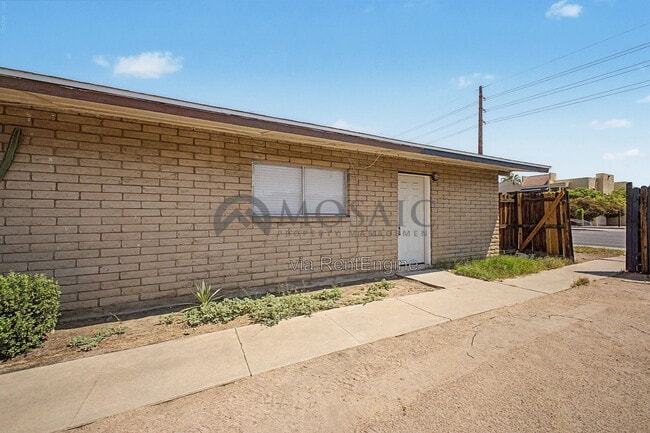 Building Photo - 1204 S McClintock Dr