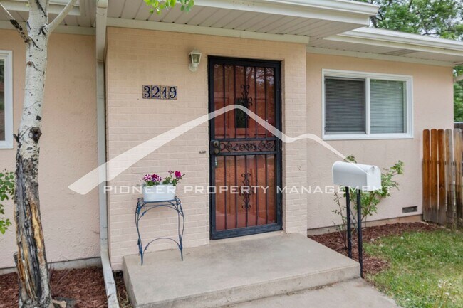 Building Photo - 3-bedroom, 1.5-bathroom House with Big, Pr...
