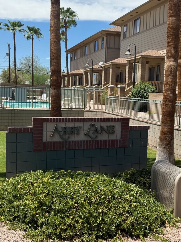 Abby Lane Townhomes - 734 S Beck Ave
