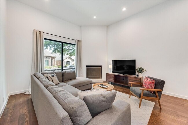 Foto del edificio - 5990 Lindenshire Ln