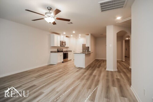 Building Photo - 10446 Sweetwater Creek Dr
