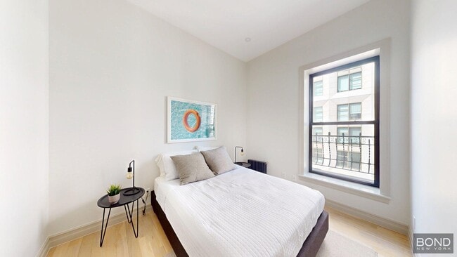 Building Photo - 250 W 91st St