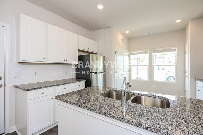 Building Photo - NEW LOWER RENTAL RATE LEASING SPECIAL: Rec...