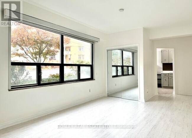 Photo du bâtiment - 740-740 Eglinton Ave W