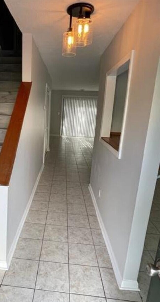 Entrada - 1025 Carolina Rd