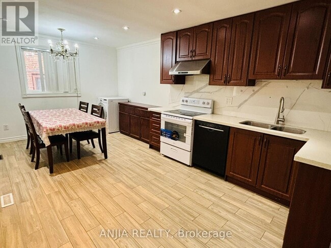 Building Photo - 4 Terryhill Crescent