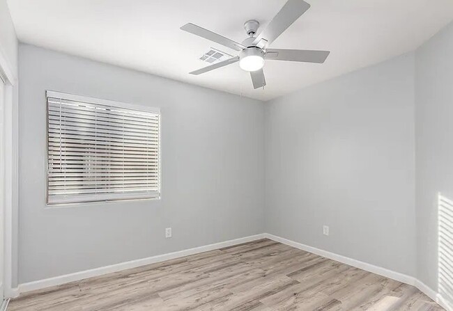 Foto del edificio - 1620 W Burgess Ln