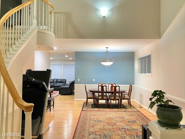 Building Photo - 4 br, 2.5 bath House - 6124 189TH PL NE