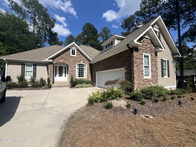 Foto del edificio - 130 Tamarisk Ln