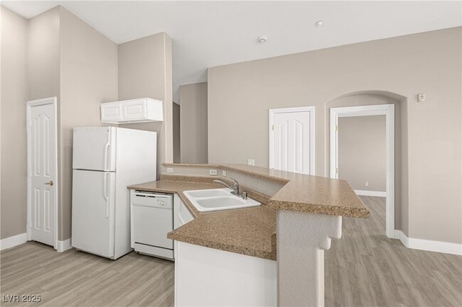 Foto del edificio - 2088 Overton Beach St