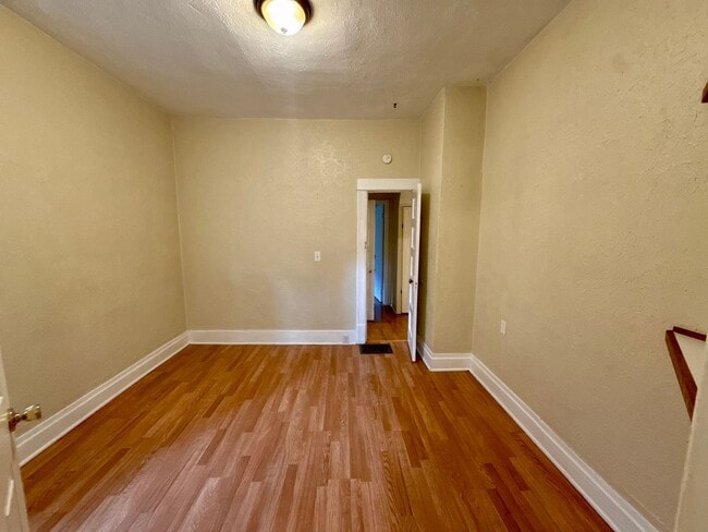 Building Photo - Gorgeous 4 Bed / 2 Bath Home on 6th Street!