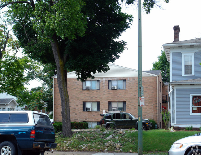 Building Photo - Carriage House