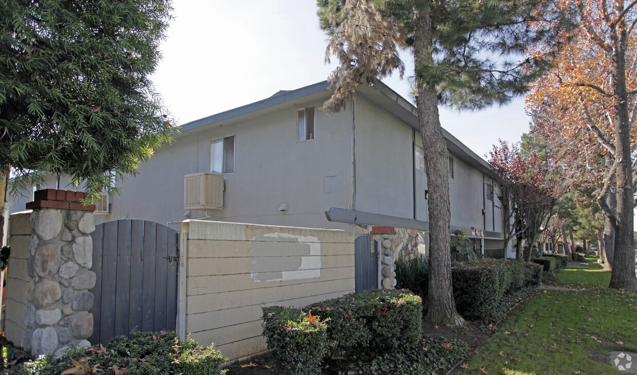 Primary Photo - 4613 Canoga St