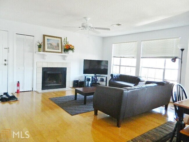 Foto del edificio - 1210 Waterville Ct