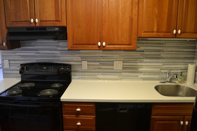 Building Photo - Charming 1-Bedroom Condo Near Medford Square