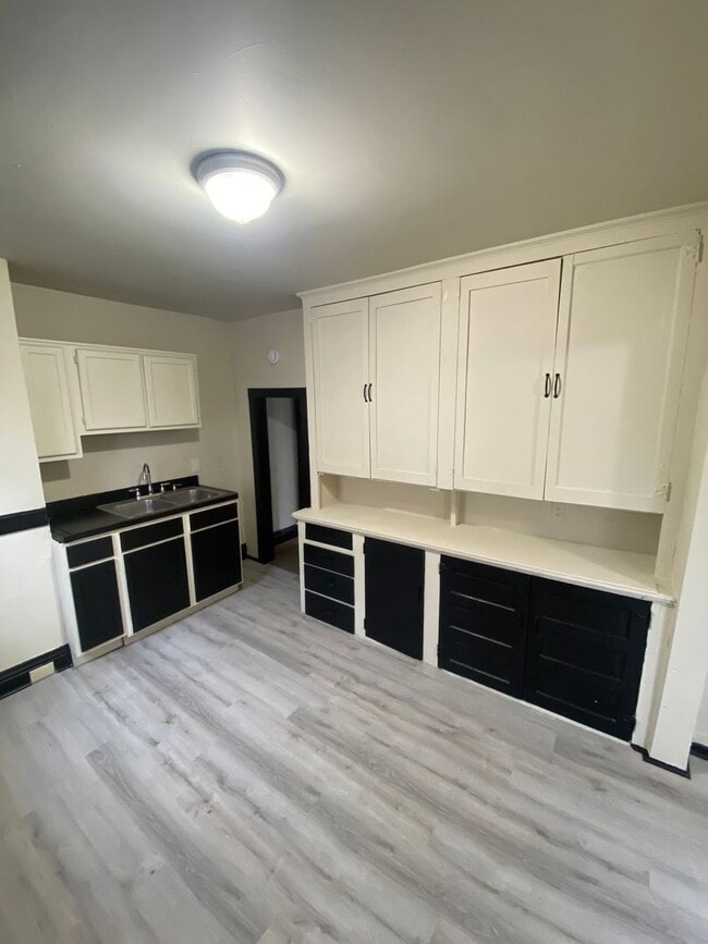 Building Photo - Section 8 Welcome! Beautifully Renovated 3...