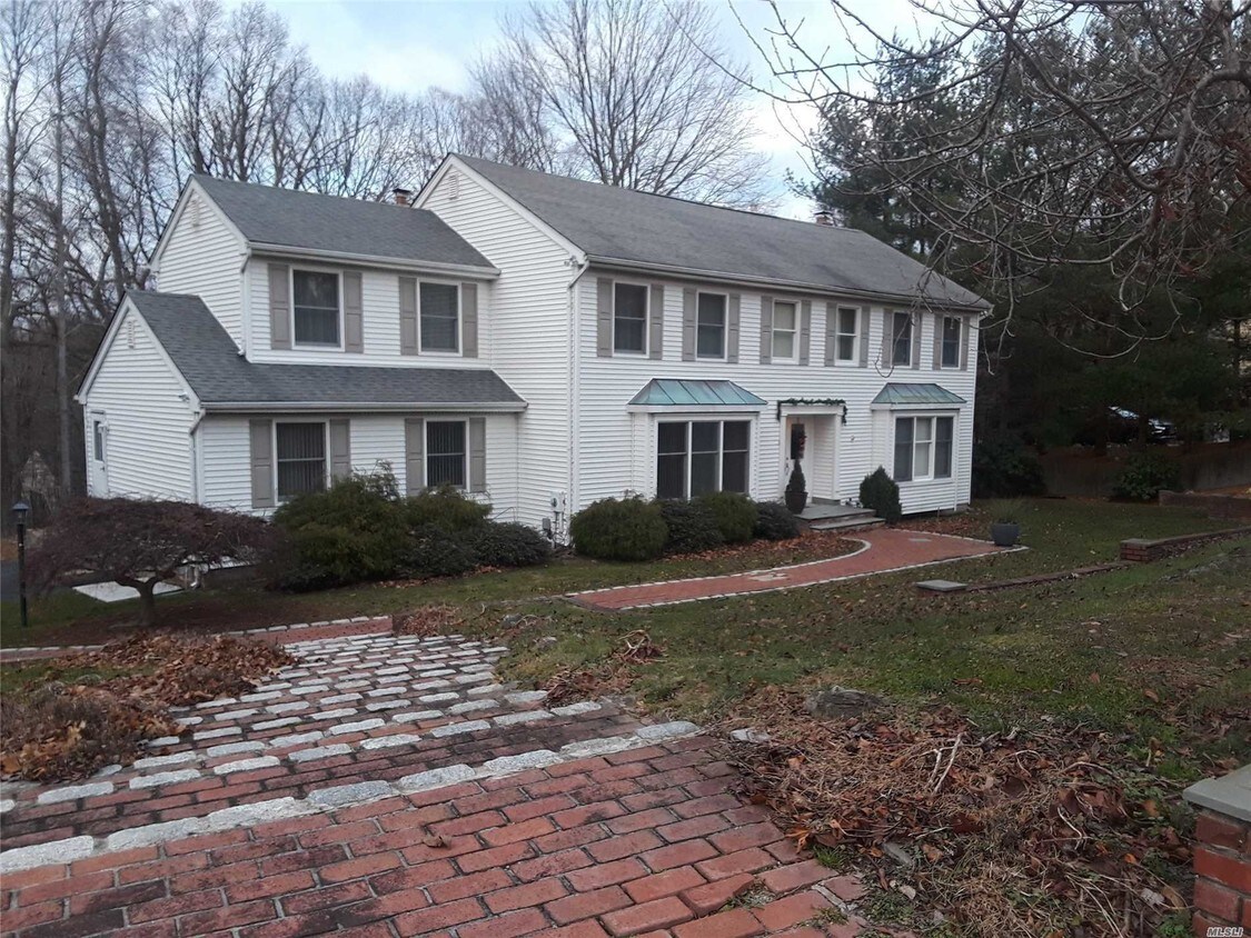 28 Ledgewood Cir, Setauket East Setauket, NY 11733 Room for Rent in