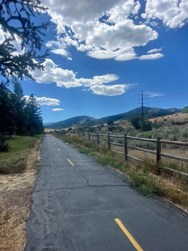 Foto del edificio - Crestview Condo