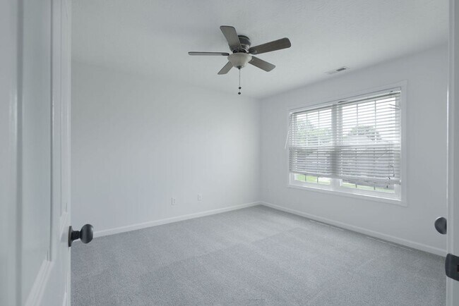 Foto del edificio - 100 Strathmore Ct