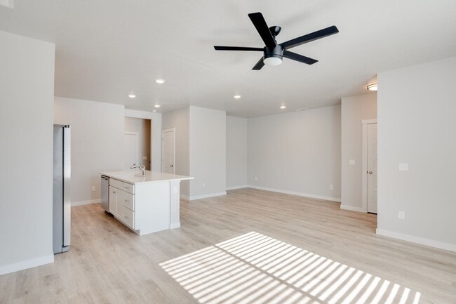 Building Photo - Gorgeous Townhome available!