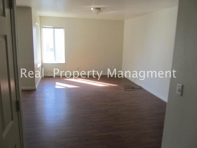 Foto del edificio - Beautiful and conveniently located 3 Bed, 2 Bath Home available in July! Pet Friendly!