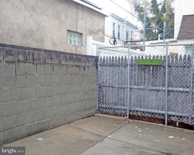 Building Photo - 349 Dickinson St