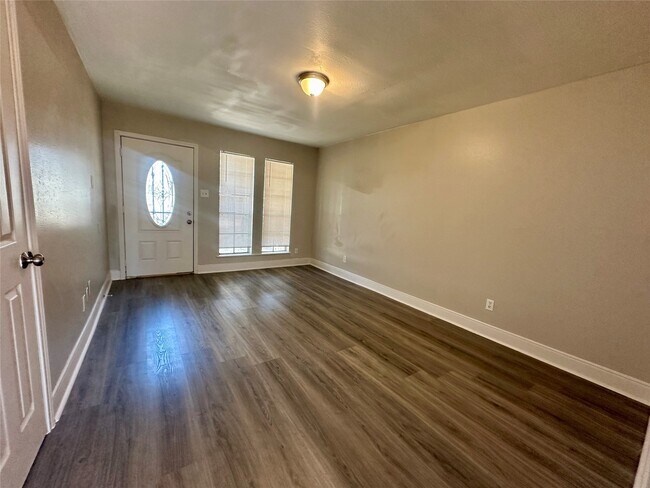 Foto del edificio - 9834 Denning Dr