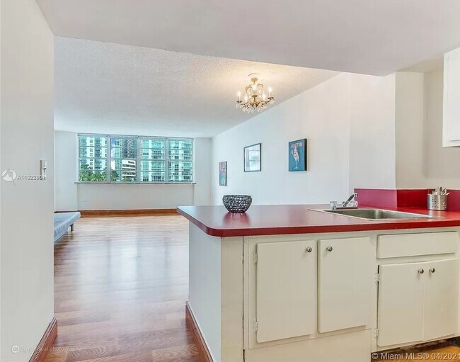 Foto del edificio - 905 Brickell Bay Dr
