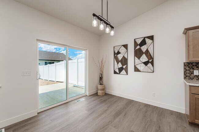 Foto del edificio - 5923 Little River Loop