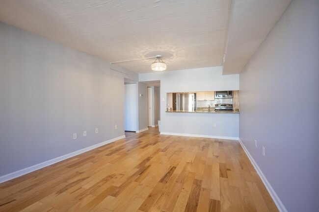 Building Photo - Charming Top Floor 2 BR/1 BA Condo in Nort...