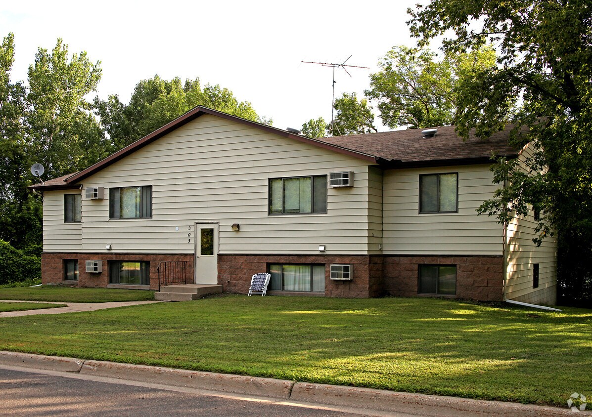 305335 9th Street Apartments in Howard Lake, MN