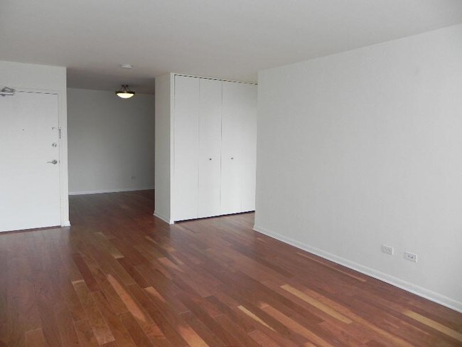 Building Photo - 800 Hinman Ave