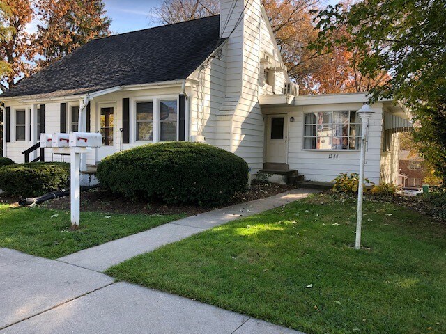 Primary Photo - 1344 e Caracas ave