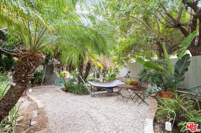 Foto del edificio - 1323 N Olive Dr