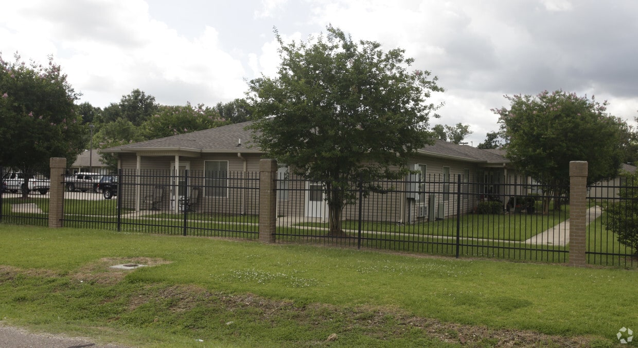 Building Photo - Westminister Scotlandville Apartments